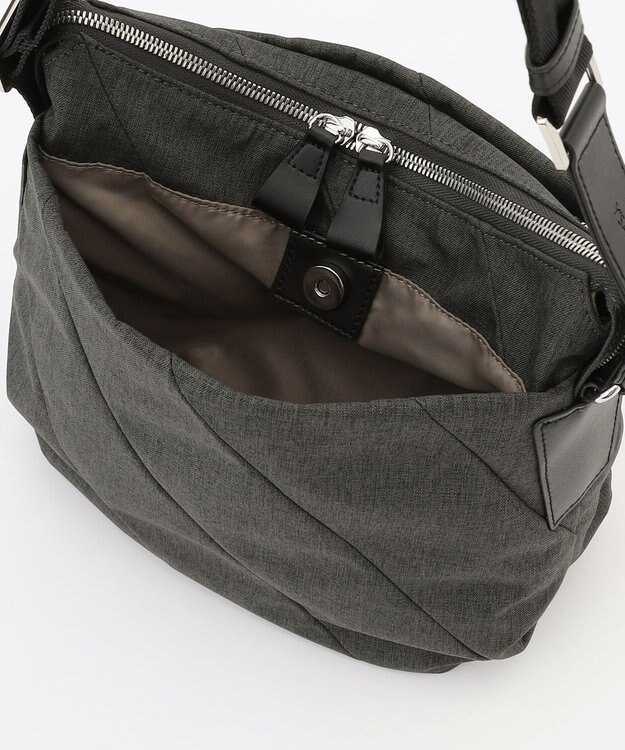 Y'SACCS ストリームラインショルダー ダークグレー