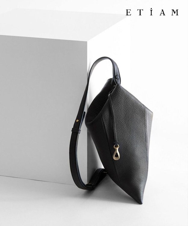 GOTAIRIKU 【ETIAM】シュリンク トライアングルポーチ《Prism》 ブラック系