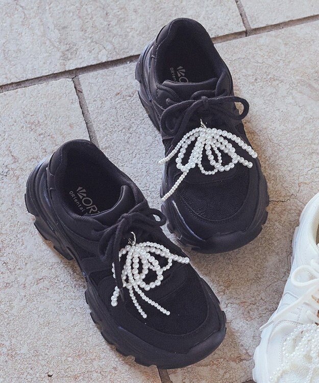 earth music&ecology 【チャーム付き】ＯＲｉｅｎｔａｌ　ＴＲａｆｆｉｃ　パールチャームスニーカー Black