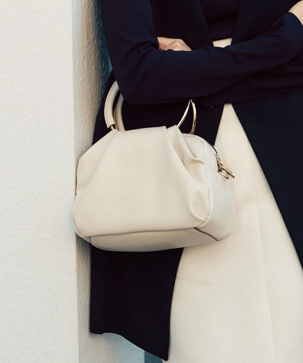 23区 メタルハンドル ショルダー バッグ アイボリー系