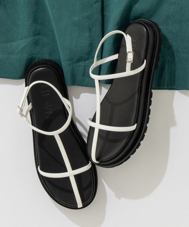 23区 【STORY7月号掲載】HEWN Tストラップ サンダル ホワイト系