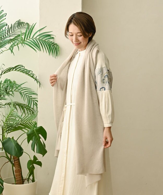 AND WOOL 〈上質な素材と手仕事から生まれたニット〉ホワイトカシミヤ100%の大判ストール ライトベージュ