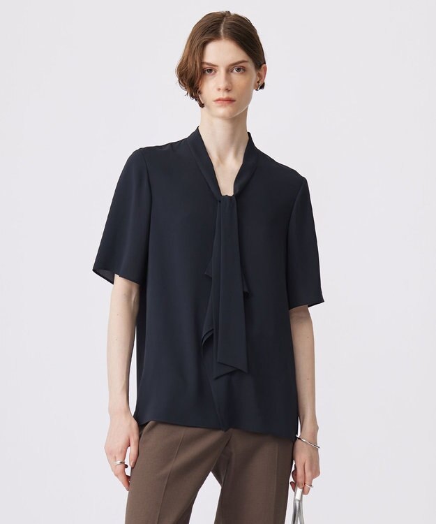 ICB L 【接触冷感・UVケア・速乾・洗える】BackSatinAmunzen 5分袖Vネックボウタイブラウス ネイビー系