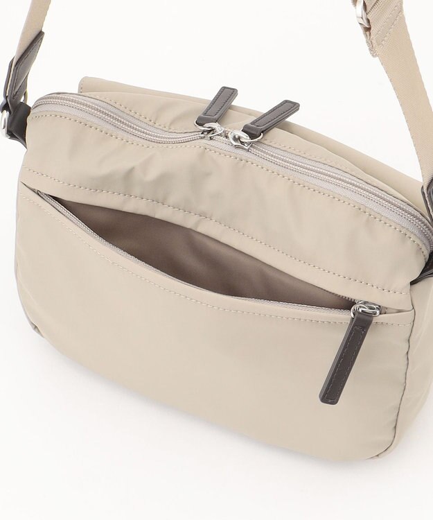 Y'SACCS ダブルタブ　トラベルポシェット ライトベージュ