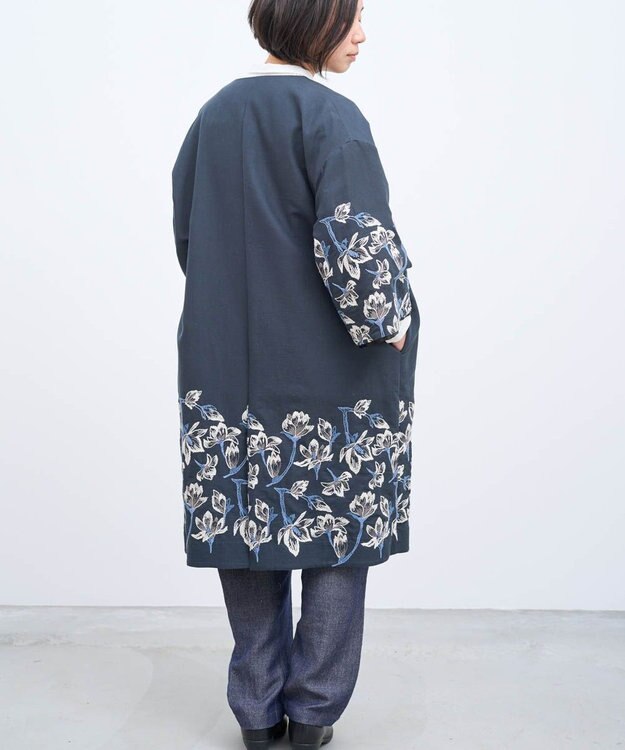 muuc 〈遠州織物の工場で織られた上質なコットン生地〉モクレン刺繍 ノーカラー ワイドシルエット コート（セットアップ可能） ネイビー×グレー