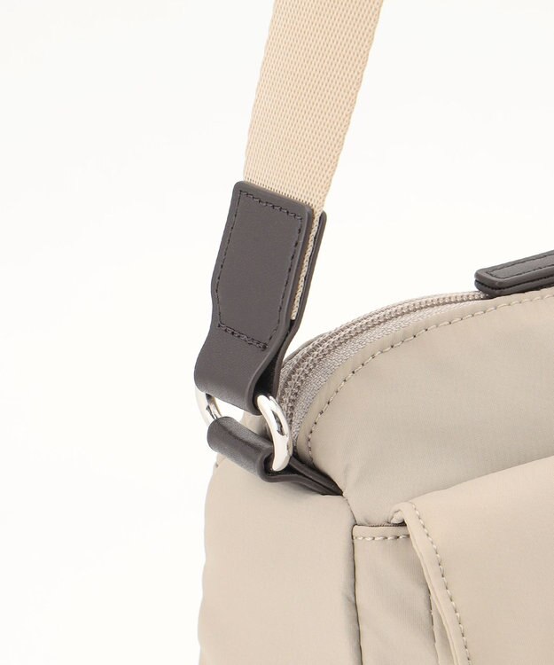 Y'SACCS ダブルタブ　トラベルポシェット ライトベージュ