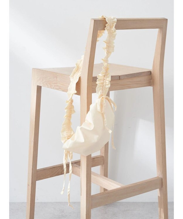 earth music&ecology ギャザーボディバッグ Ivory