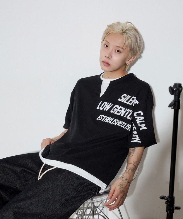 WEGO 【ユニセックス着用ITEM/MLサイズ展開】キーネックフェイクレイヤードグラフィックT（SS） ブラック