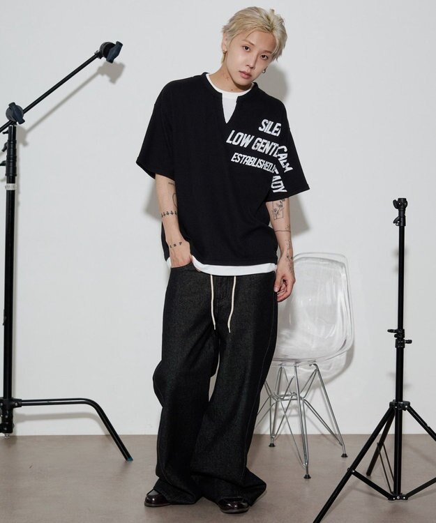 WEGO 【ユニセックス着用ITEM/MLサイズ展開】キーネックフェイクレイヤードグラフィックT（SS） ブラック