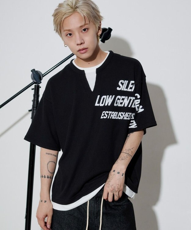 WEGO 【ユニセックス着用ITEM/MLサイズ展開】キーネックフェイクレイヤードグラフィックT（SS） ブラック