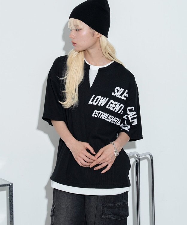 WEGO 【ユニセックス着用ITEM/MLサイズ展開】キーネックフェイクレイヤードグラフィックT（SS） ブラック