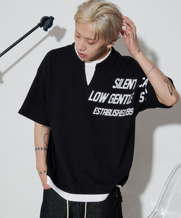 WEGO 【ユニセックス着用ITEM/MLサイズ展開】キーネックフェイクレイヤードグラフィックT（SS） ブラック