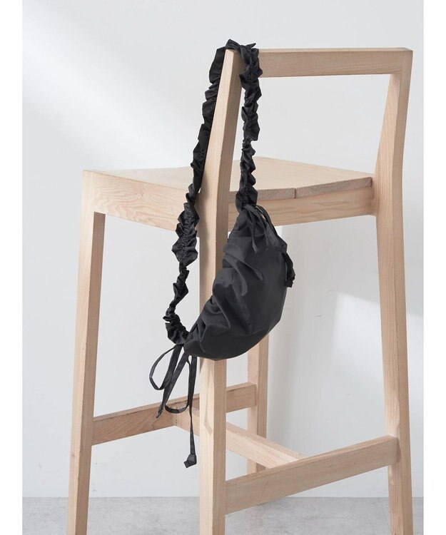 earth music&ecology ギャザーボディバッグ Black