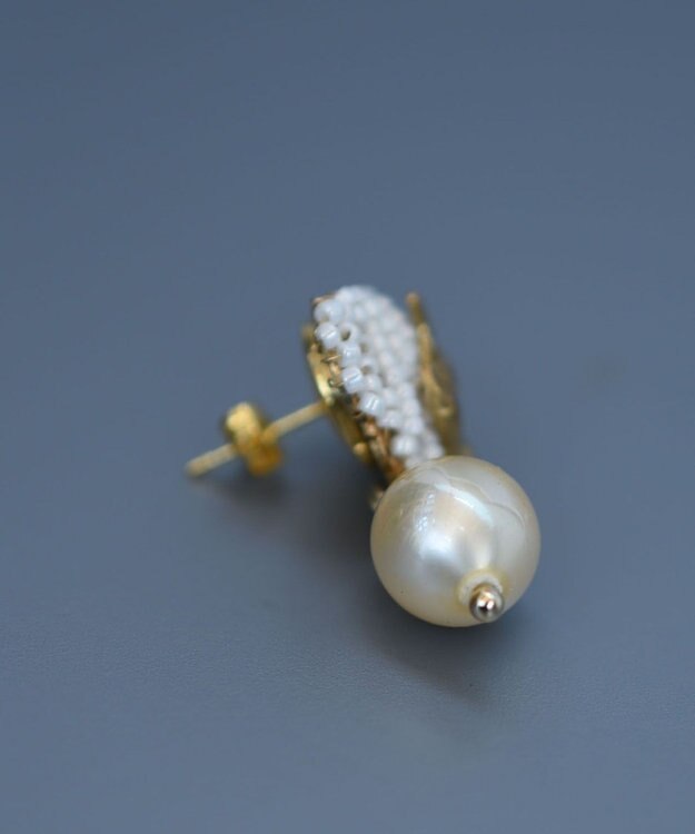 monshiro シュウメイギクプチ ピアス（ホワイト） ホワイト×ゴールド