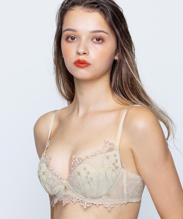 AMPHI ブラジャー 谷間メイク カップ上辺が浮きにくい Gカップまで対応 大きいサイズ 【Glama-Rich グラマリッチ ボリュームUPタイプ】 ブラ BYJ306 アンフィ／ワコール ホワイト