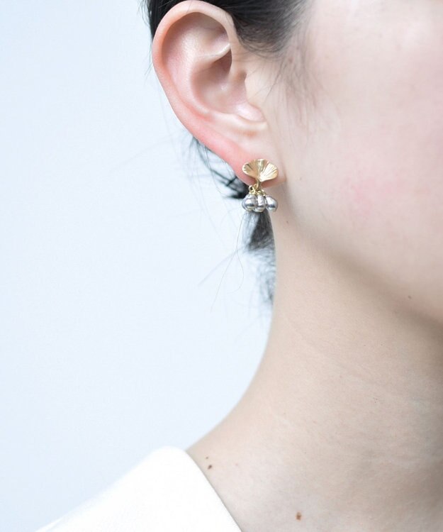 monshiro 【ガラスパール】イチョウプチ ピアス ゴールド×グレー