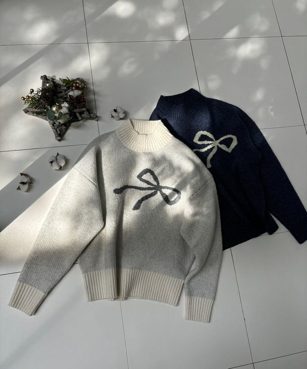 Feroux 【洗える】リボン柄ハイネック プルオーバーニット アイボリー
