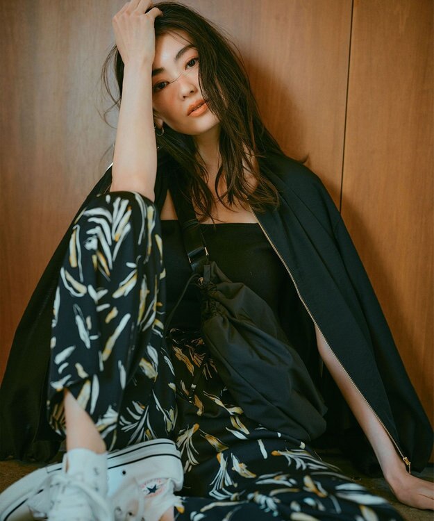 23区 【洗える】スリークボタニカルプリント ドロスト パンツ ブラック系