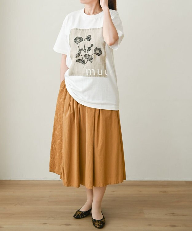 muuc 〈コットン100% 透けにくい厚みの6.2オンス〉ポピー花刺繍の Tシャツ ホワイトブラック