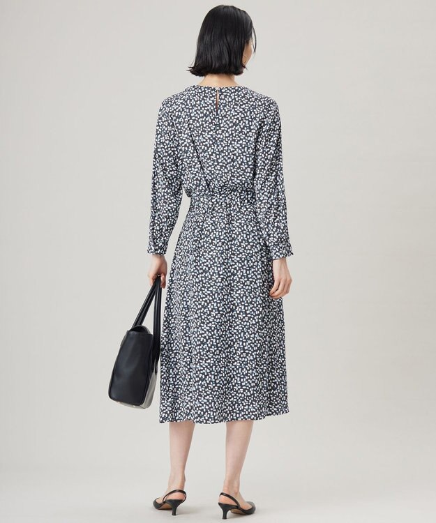 自由区 【カタログ掲載・セットアップ対応・洗える】ジオメトリックフラワードットプリント ブラウス ネイビー系