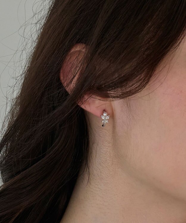 Phoebe ロマンティックビジューバタフライフープピアス　シルバー シルバー