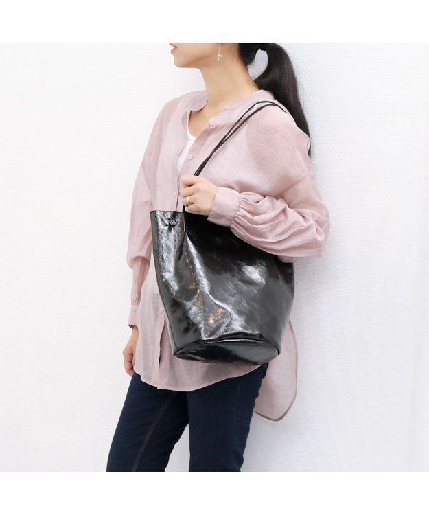 UNBILLION カシュカシュ cachecache / クラッシュメタリック肩入れバケツトートバッグ ブラック