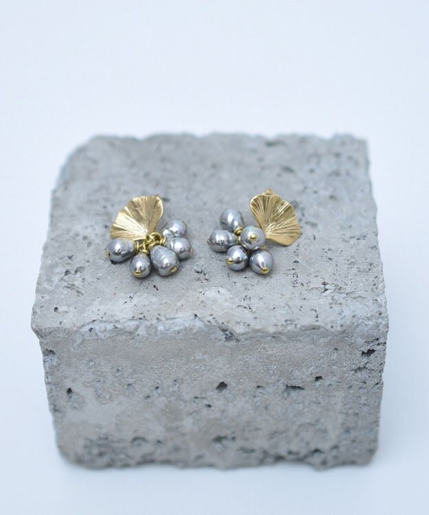 monshiro 【ガラスパール】イチョウプチ ピアス ゴールド×グレー