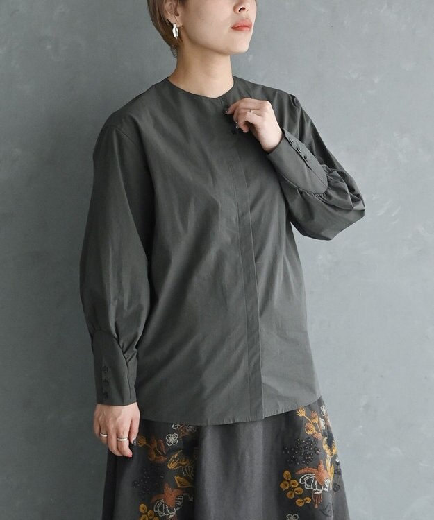 muuc 〈遠州織物の工場で織られた上質なコットン生地〉〈通年着られる〉ノーカラーブラウス