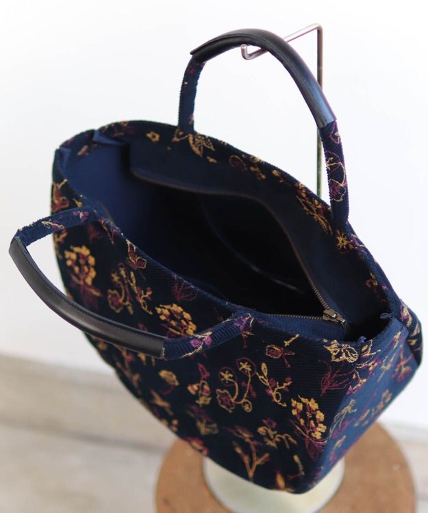 AND WOOL 花刺繍の半円バッグ ネイビー