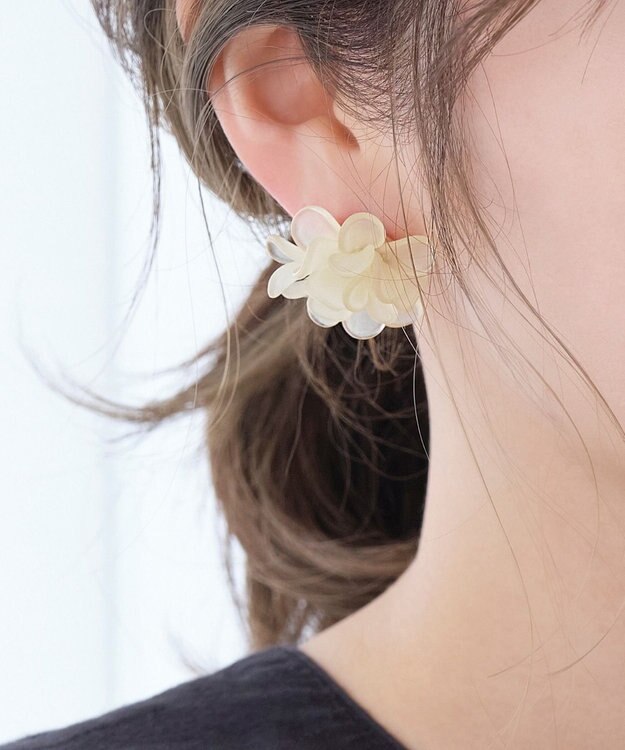 Phoebe マーガレットフラワーカラーピアス  アイボリー アイボリー