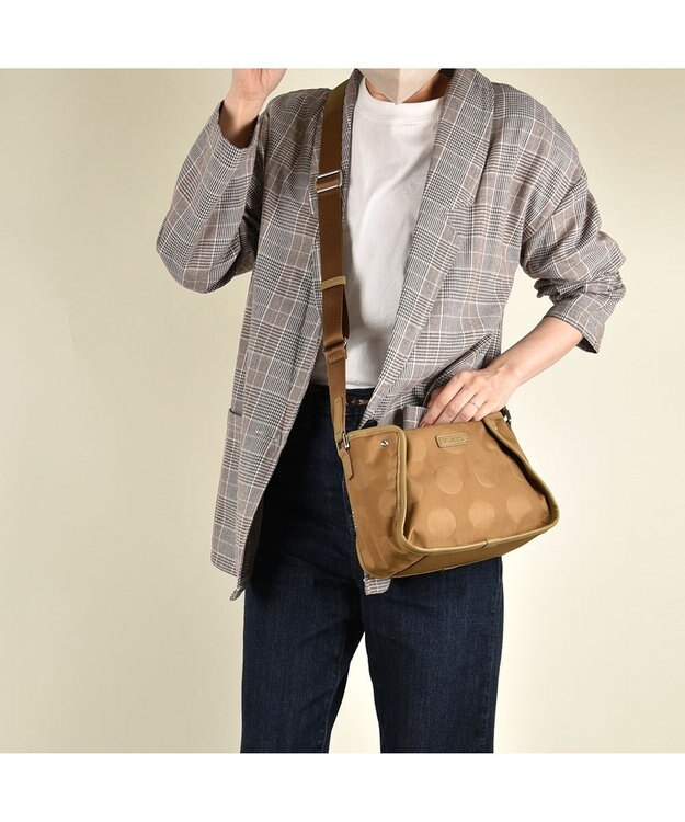 Y'SACCS ヒートエンボス ポルカドットポシェット キャメル