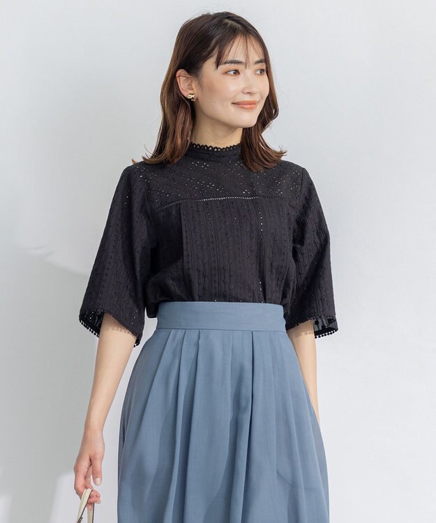 組曲 【WEB限定色あり】エンブロイダリーレース　ハイネック半袖ブラウス ブラック系