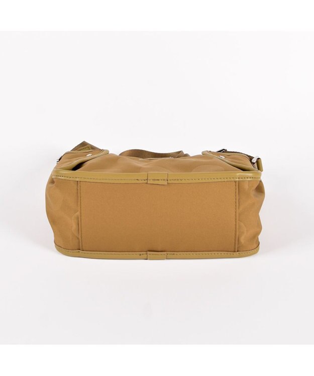 Y'SACCS ヒートエンボス ポルカドットポシェット キャメル