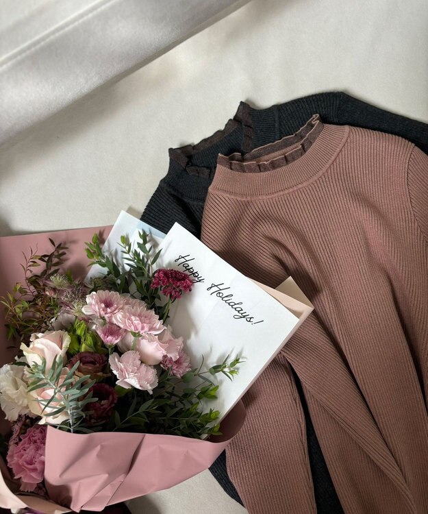 Feroux シアーフリル・ハイネックリブプルオーバー ベージュ系