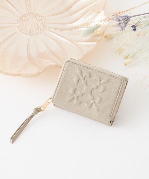 russet 【2025AW新作】エンボスモノグラム三つ折りウォレット(SO-433) GrayBeige