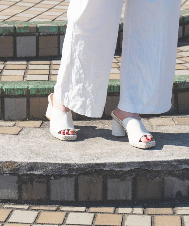 gaimo 【GAIMO/ガイモ】Vカットスクエアヒールサンダル アイボリー