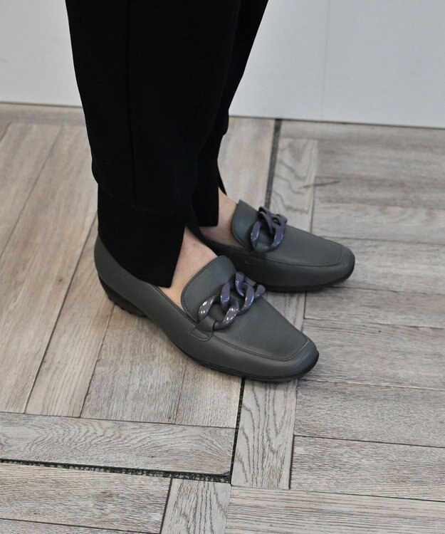 Pointer 【石岡真実さん着用】日本製 本革超軽量チェーンモチーフローファー グレー