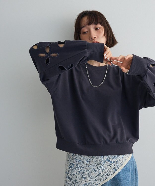 Green Parks フラワーくり抜き刺繍スウェットプルオーバー Charcoal Gray