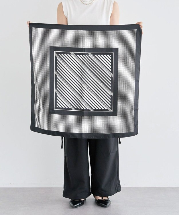 Green Parks ７０ｃｍ　幾何学柄スカーフ Black