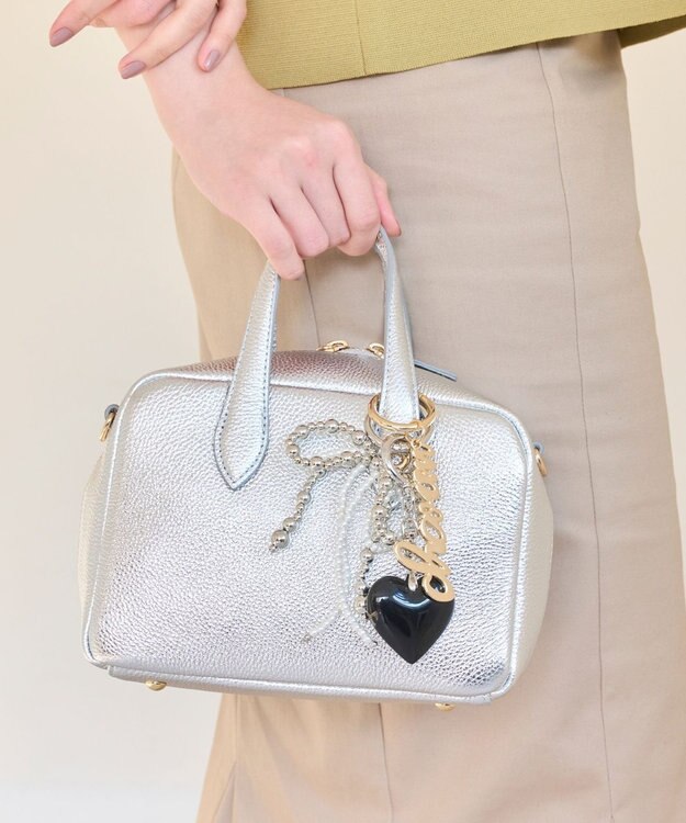 Phoebe メタルパールリボンバッグチャーム ホワイト