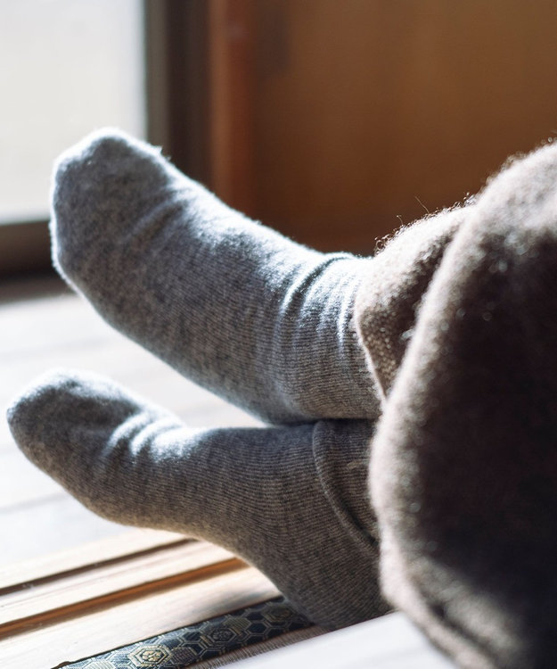 AND WOOL 〈上質な素材と手仕事から生まれた優しいニット〉カシミヤウール靴下 グレー