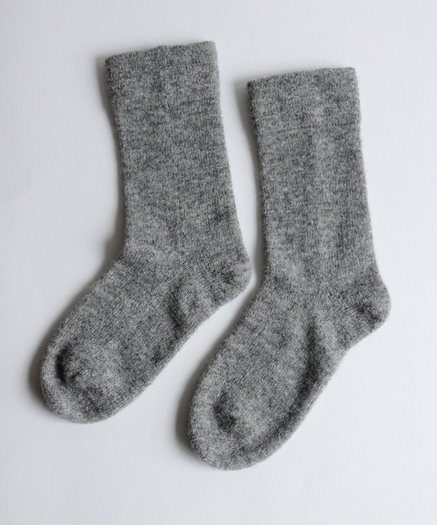 AND WOOL 〈上質な素材と手仕事から生まれた優しいニット〉カシミヤウール靴下 グレー
