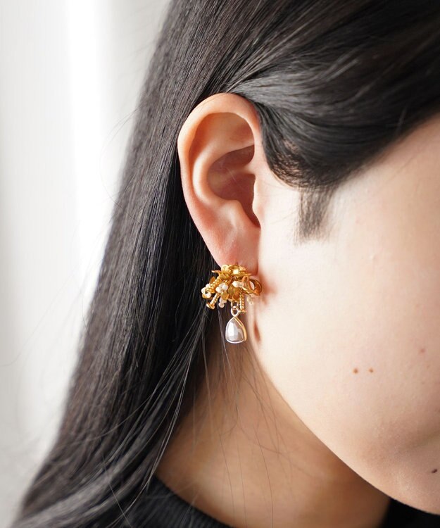 monshiro 【スワロフスキー】ネリネフラワー ピアス ピンクベージュ