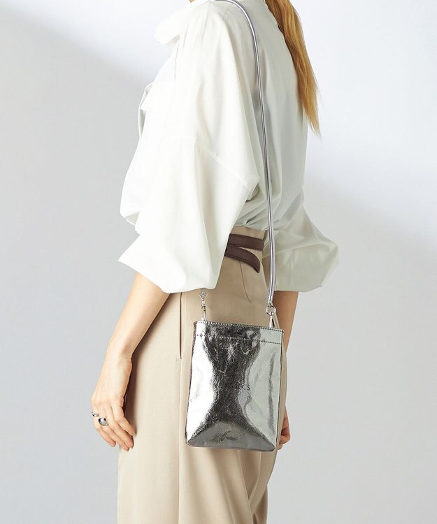 Y'SACCS PVCメタリックショルダーバッグ ガンメタリック