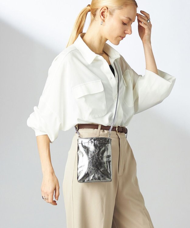 Y'SACCS PVCメタリックショルダーバッグ ガンメタリック