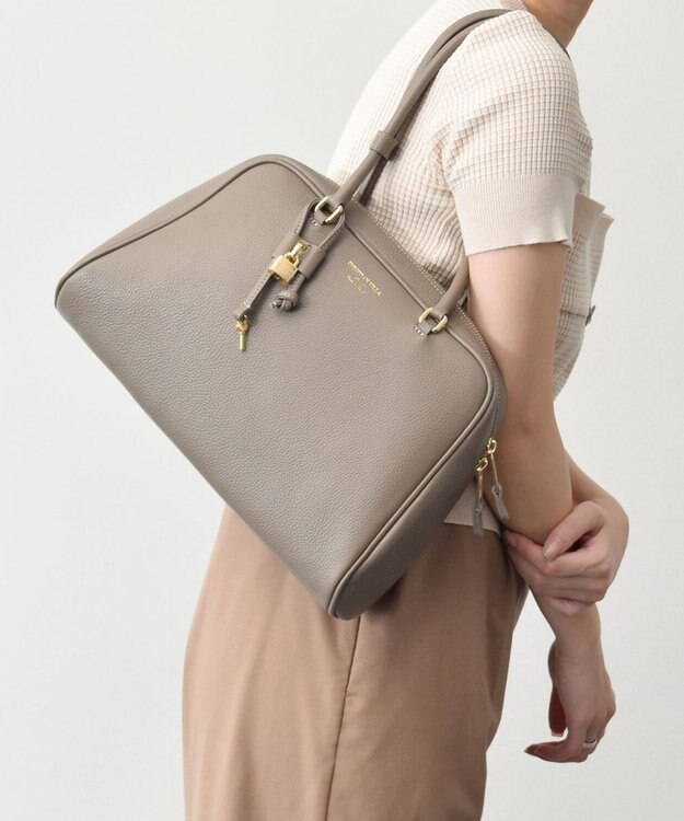 INTER-CHAUSSURES 【CHRISTIAN VILLA】チャーム付きシュリンクレザーハンドバッグ グレー