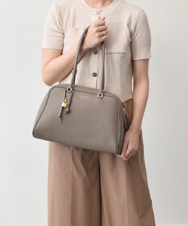 INTER-CHAUSSURES 【CHRISTIAN VILLA】チャーム付きシュリンクレザーハンドバッグ グレー