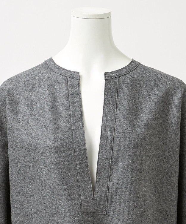 23区 【エステータ】ウールツイルジャージー スリットネック ブラウス グレー