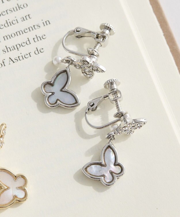 Maison de FLEUR バタフライシェルイヤリング Silver