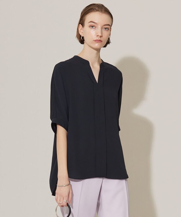 ICB 【新色追加・接触冷感・UVケア・速乾・洗える】BackSatinAmunzen  5分袖 キーネックブラウス ネイビー系